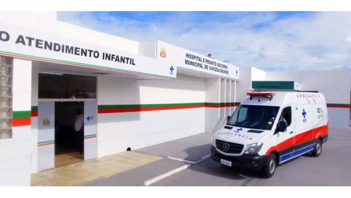 Menina de 5 anos morre em acidente após puxar guidão de moto e fazer a mãe perder o controle e bater em placa