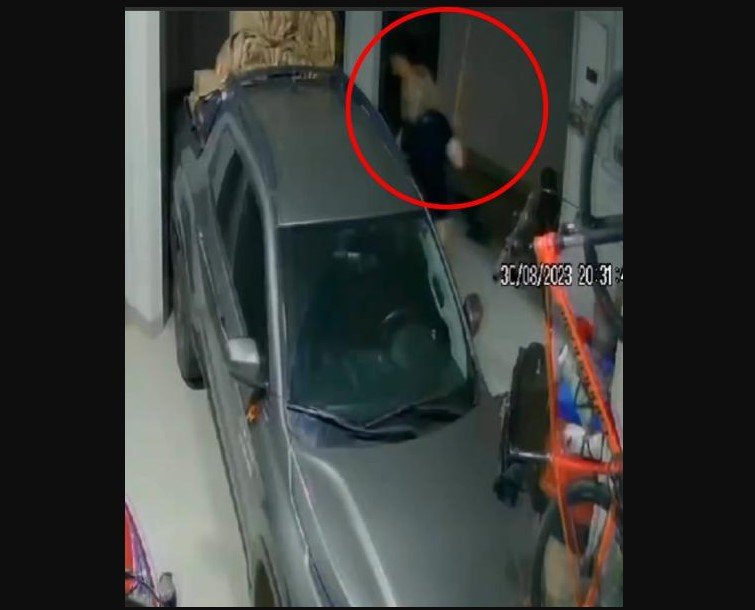 Imagens divulgadas por advogado mostram promotora empunhando taco contra ex; veja vídeo