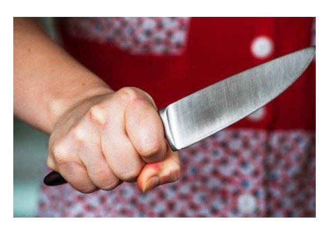 Com faca, mulher invade quitenete e tenta matar vizinhos em MT