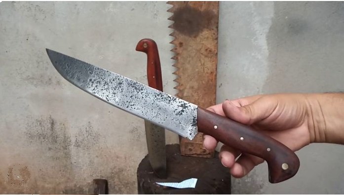 Homem está em estado grave após ser esfaqueado durante um churrasco em família em Colíder; suspeito foi preso pela polícia.