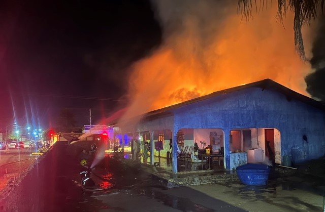 URGENTE: Casa próxima ao Hospital Regional de Colíder e consumida por incêndio. (Vídeo)
