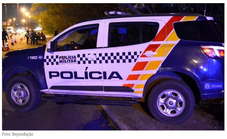 Bandidos sequestram idoso e batem carro durante fuga
