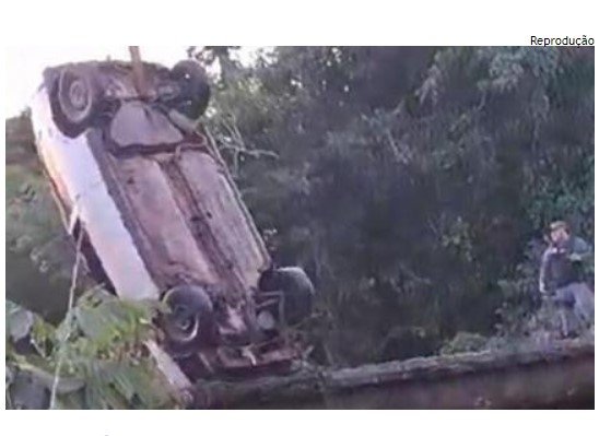 Idoso e mulher morrem após veículo cair no rio Esperança
