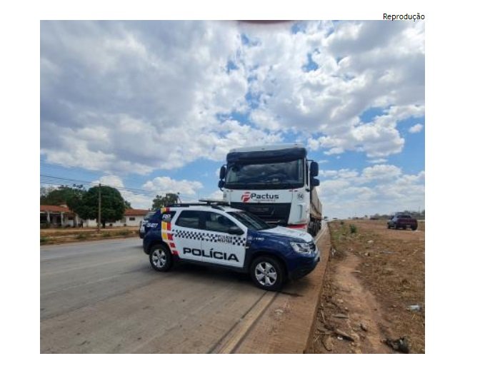 Carreta atinge viatura da PM e a arrasta por 80 metros