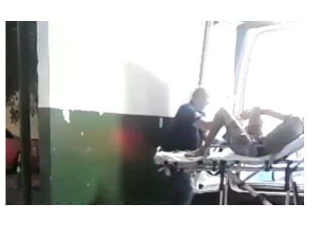 Casal quebra o pau e mulher desloca quadril do marido na pancada