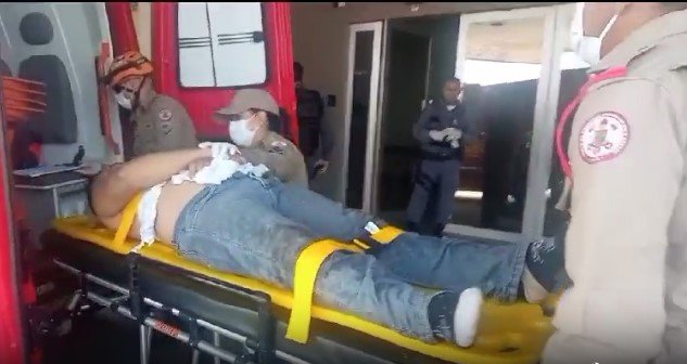 Assaltantes trocam tiros com PMs; um morre e outro fica ferido