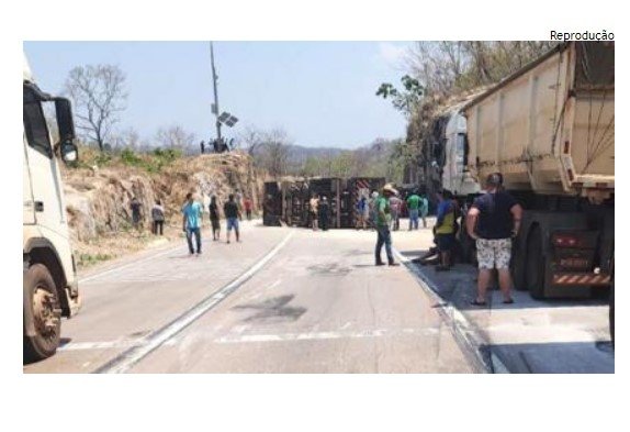 Duas pessoas morrem e uma fica ferida após caminhão tombar em MT