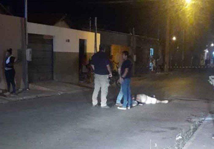 Homem é morto a tiros na frente da esposa em MT