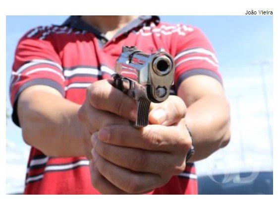 Homem de 27 anos leva dois tiros em rua de cidade de MT; suspeito estava de Gol