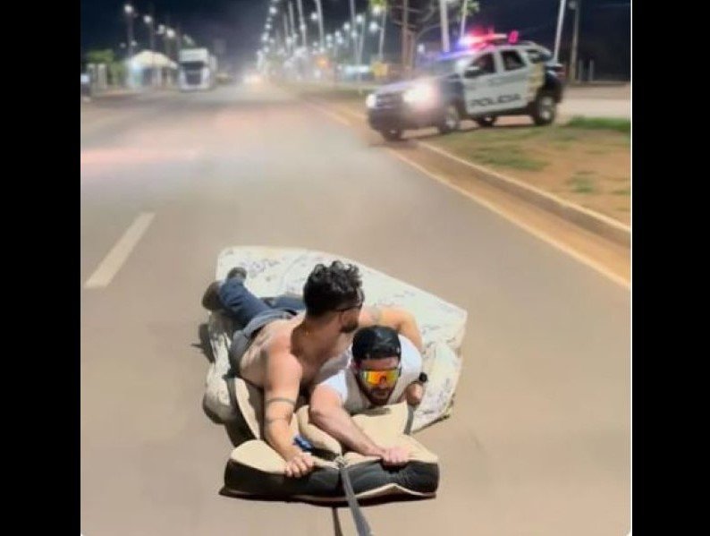 Influencer 'surfa' em colchão puxado por caminhonete em MT; vídeo