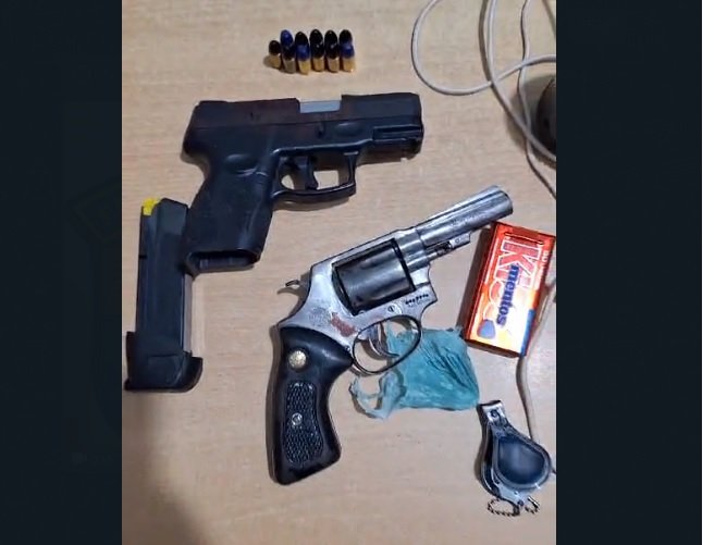 PJC de Colíder investiga dupla Tentativa de Homicídio ocorrida numa residência; armas e droga foram apreendidos pela PM. (Vídeo)