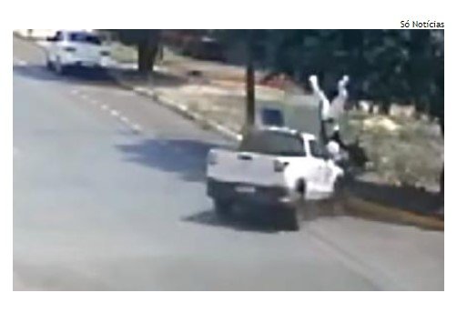 Moto e carro batem em cruzamento e motociclista 'voa'