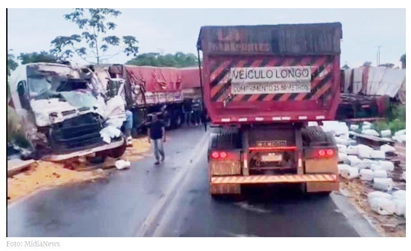Caminhoneiro morre após colisão com outro veículo de carga na BR 163; vídeos