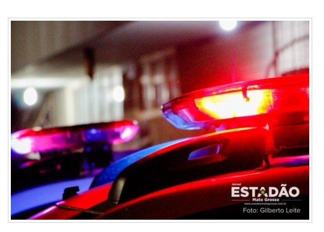 Padrasto é flagrado espiando enteada tomar banho em casa