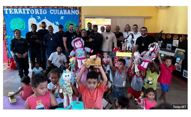 Brinquedos confeccionados por reeducandos são doados a crianças em Cuiabá