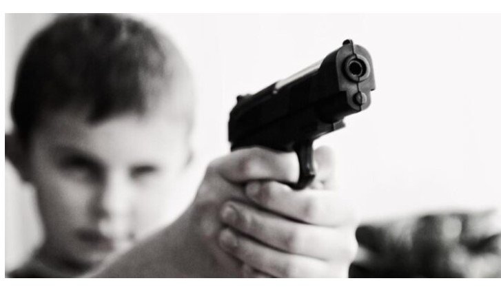 Criança, de 9 anos, envia foto segurando arma para ameaçar coleguinha de sala após sentir ciúmes de menina