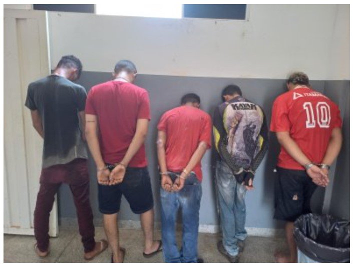 Ladrões invadem casa, deixam refém de cueca e acabam presos