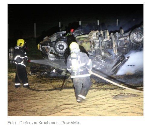 Motorista morre após caminhão capotar e incendiar na BR-163 em Nova Mutum