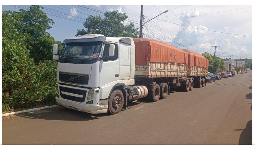 Carreteiro é flagrado com 100 kg de cocaína em compartimento oculto