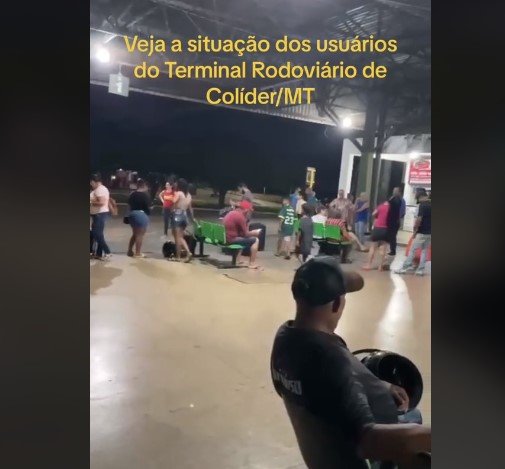 Usuários da rodoviária de Colíder aguardam embarque em pé no terminal. (Vídeo)