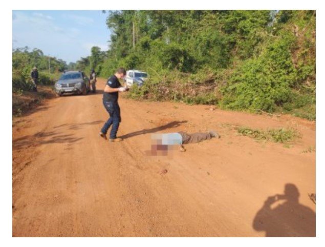 Motociclista morre com a cabeça esmagada por caminhão; veículos somem