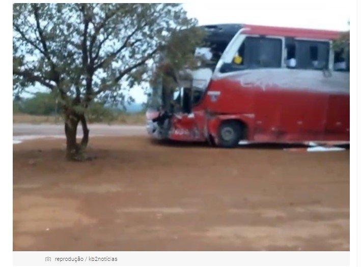 Acidente entre ônibus e carreta mata um passageiro e deixa outros doze feridos