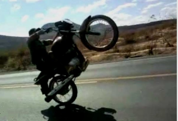 Zé empina em Colíder vai dar o 'Grau' e acaba sofrendo acidente, batendo moto em veiculo.