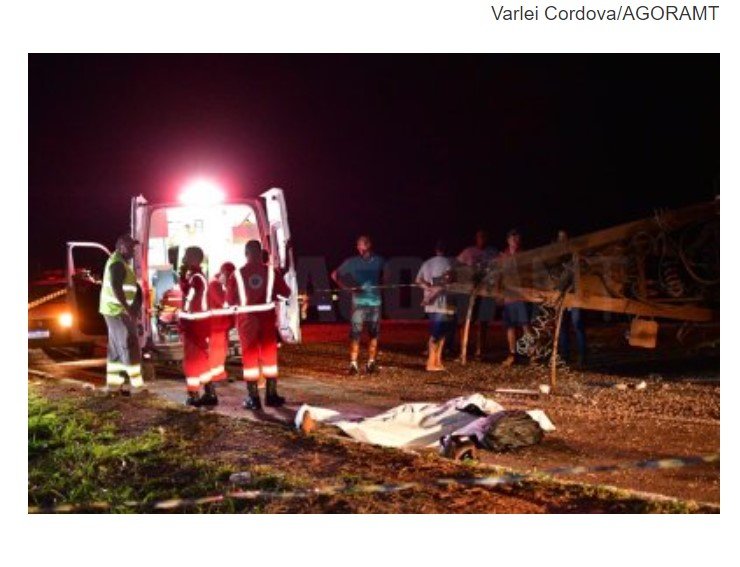 Piloto morre na hora após bater em carreta tombada na pista