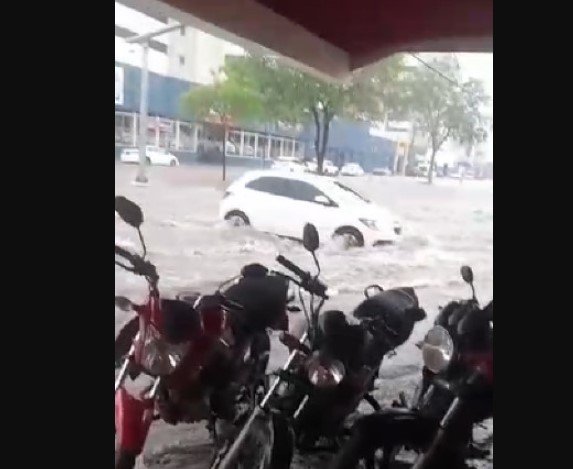 VÍDEOS: Temporal 'bíblico' deixa Cuiabá quase submersa nesta segunda