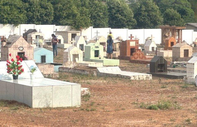 Colidenses lotaram os cemitérios neste feriado de Finados.