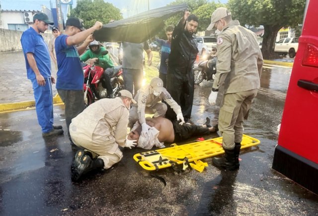Motoqueiro de Colíder acaba ferido após ser fechado por ônibus da JBS. (Vídeo)