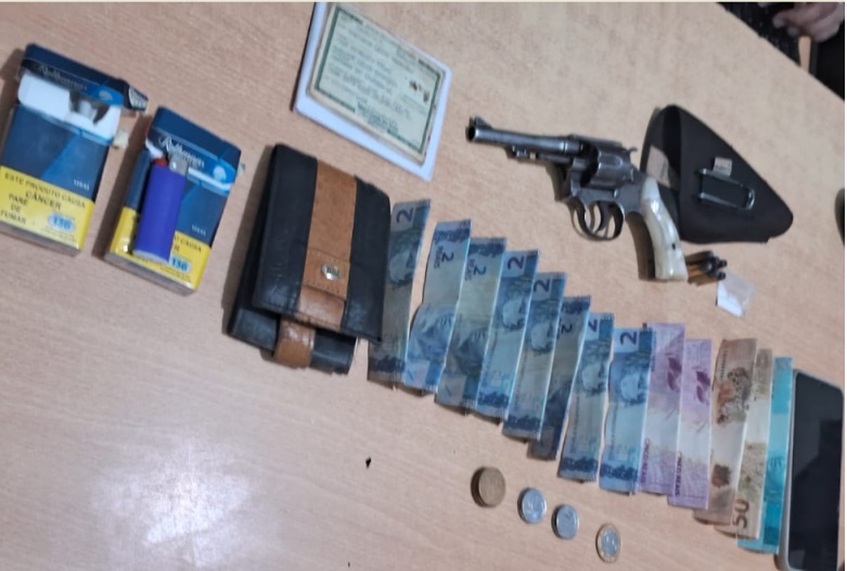 PM de Colíder prende homem em flagrante com arma e droga.