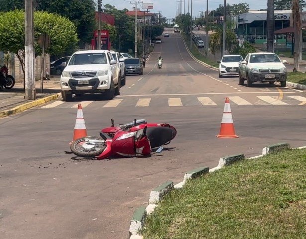 Homem em Colíder sofre acidente dentro da rotatória do Pit Stop 01. (Vídeo)