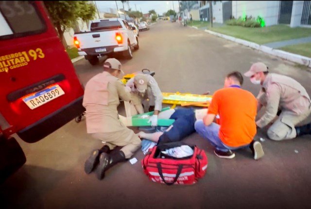 Jovem em Colíder sofre acidente de moto e suspeita de fraturas nas duas pernas. (Vídeo)
