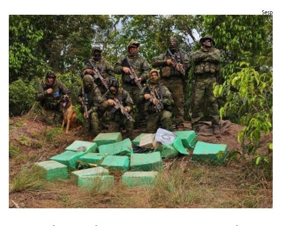 Polícia apreende 470 kg de cocaína em avião que fez pouso de emergência em área de fronteira