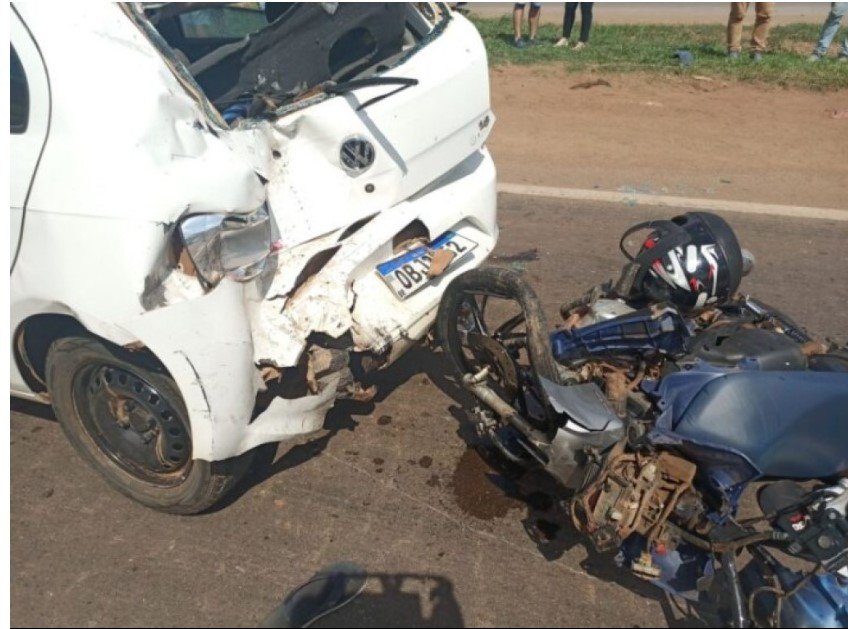 Colisão entre 3 veículos deixa ocupantes de moto gravemente feridos