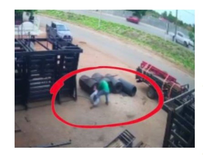 Vídeo flagra homem esfaqueando desafeto em briga sangrenta; assista