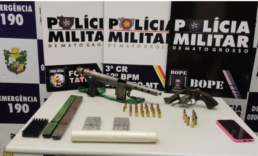 PM prende dupla e apreende adolescente com submetralhadora e revólver