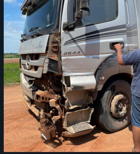 Caminhoneiros se abalroam próximo da ponte do Teles Pires e o caso veio parar na Delegacia de Colíder.