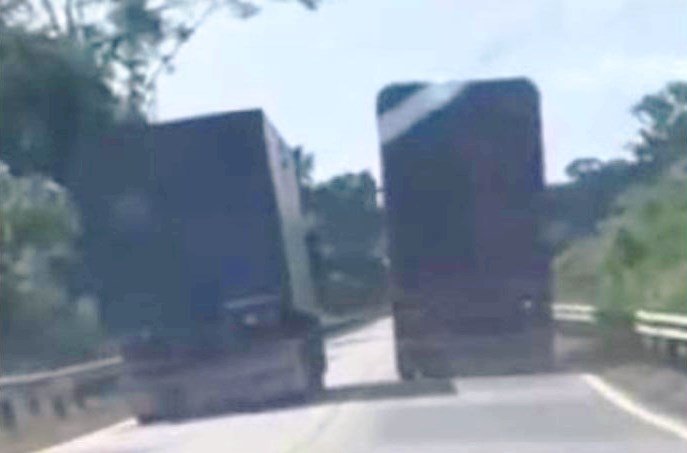 Vídeo mostra carreteiros 'tretando' com fechada e abalroamento; assista