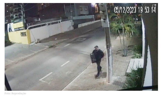 Novo vídeo mostra assassino de advogado correndo com caixa após execução