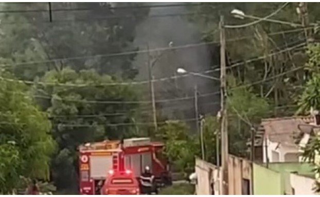Bebê de 2 meses morre após ser jogada no fogo pela própria mãe; suspeita é presa