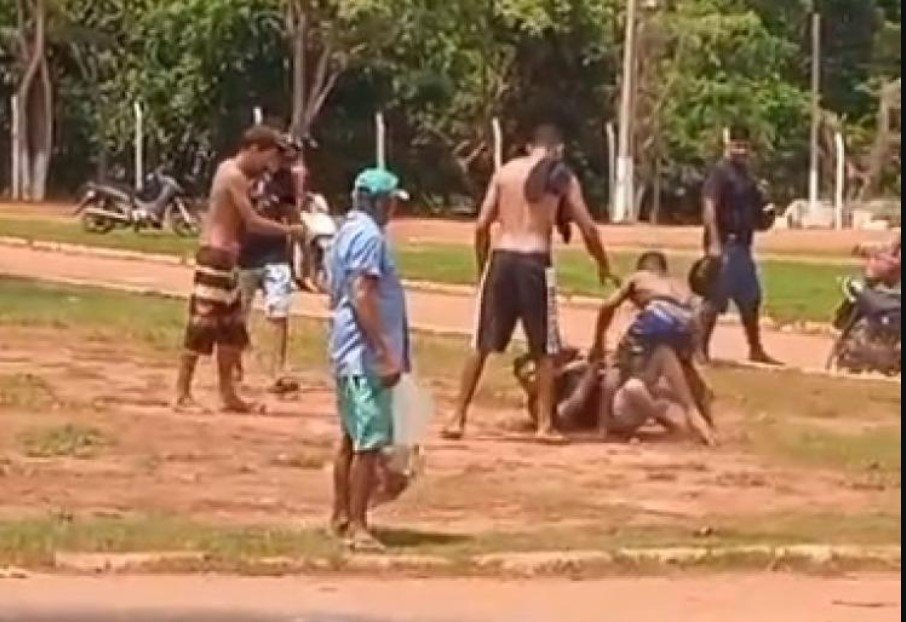 Vídeo - Jovem é linchado durante briga generalizada em ponto turístico