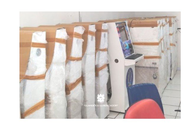 PM apreende 20 maquinas de caça-níquel em bar de Barra do Garças