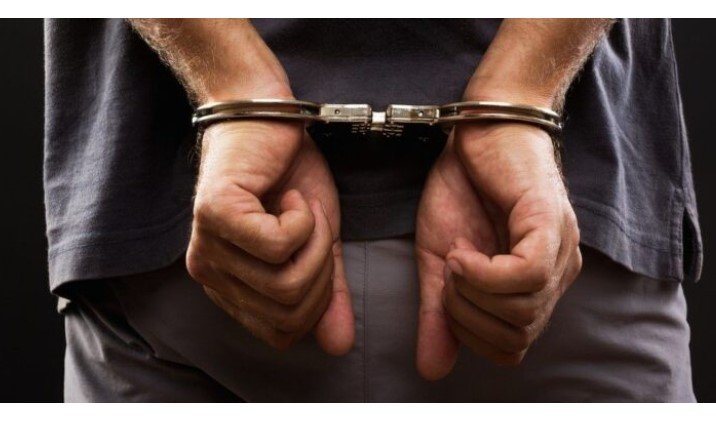 Homem é preso após estuprar jovem bêbada e tentar fazer amigo estuprar também; Amigo se recusou e ajudou a vítima