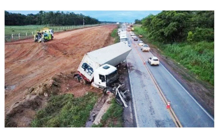 Três veículos de carga se envolvem em acidente na BR-163 em MT