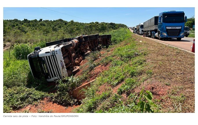 Motorista desvia de carreta tombada, sai da pista e também tomba veículo na BR-364