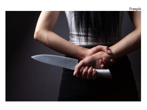 Mulher esfaqueia cabeça do marido para defender o pai durante briga