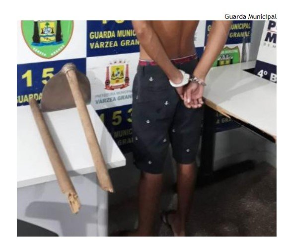 Homem é preso agredindo esposa com golpes de enxada em cidade de MT.