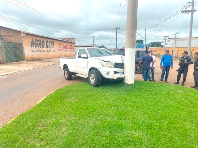 COLÍDER: Hilux tem a frente destruída após acertar um poste de energia. (Vídeo)